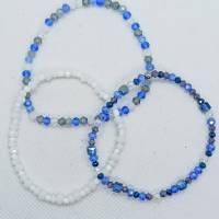 3 Armbänder mit facettierten Glasperlen auf Gummiband, blau/weiß Bild 3