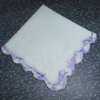 Taschentuch Baumwolle in Weiß mit weißer Stickerei und lila-weißer Häkelspitze Handarbeit Vintage 1980er Jahren Bild 1