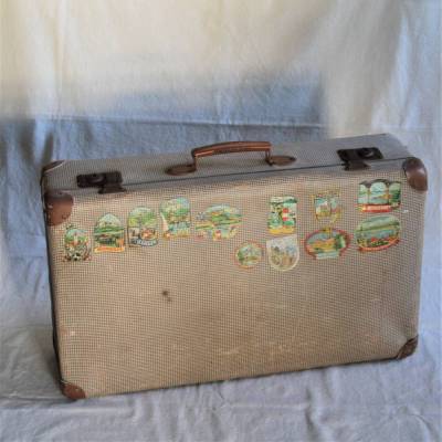 alter Reisekoffer mit Aufklebern Vintage