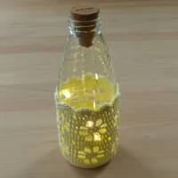 Upcycling: Leuchtflasche mit gehäkeltem Bezug Motiv Blumen, gelb, Biobaumwolle, GOTS, Handarbeit Bild 1