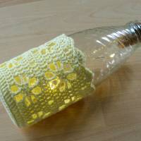 Upcycling: Leuchtflasche mit gehäkeltem Bezug Motiv Blumen, gelb, Biobaumwolle, GOTS, Handarbeit Bild 2