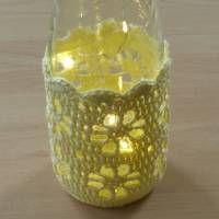 Upcycling: Leuchtflasche mit gehäkeltem Bezug Motiv Blumen, gelb, Biobaumwolle, GOTS, Handarbeit Bild 3