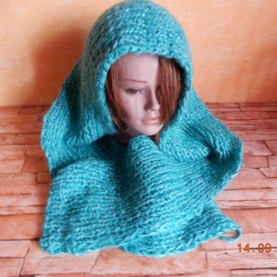 Handgestrickter grüner warmer Schal zum einkuscheln,