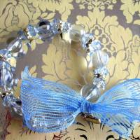 Perlenarmband Eiswasserblau mit silberfarbenen Engelanhänger und Schleife Bild 1