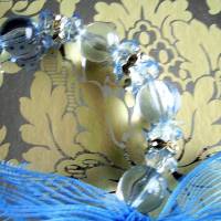 Perlenarmband Eiswasserblau mit silberfarbenen Engelanhänger und Schleife Bild 4