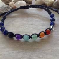 Blaues Armband mit Halbedelsteinperlen in Regenbogenfarben und Glasperlen Bild 1