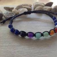 Blaues Armband mit Halbedelsteinperlen in Regenbogenfarben und Glasperlen Bild 2