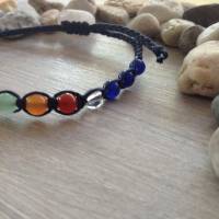 Blaues Armband mit Halbedelsteinperlen in Regenbogenfarben und Glasperlen Bild 3