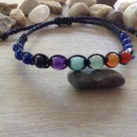 Blaues Armband mit Halbedelsteinperlen in Regenbogenfarben und Glasperlen Bild 7