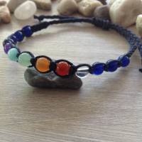 Blaues Armband mit Halbedelsteinperlen in Regenbogenfarben und Glasperlen Bild 8
