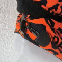 Kuscheliger Wickelschal - Kreuze Leo orange schwarz Bild 2
