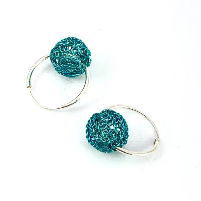 UNIKAT Sterlingsilber Creole mit gestrickter MINI KUGEL aus türkisfarbenem Kupferdraht