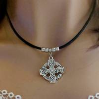 Halskette aus Ziegenleder mit Keltenanhänger Bild 1