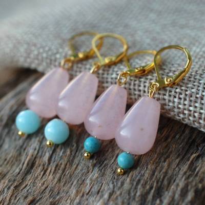 Ohrringe in Rosa und Türkis an goldfarbenen Brisuren