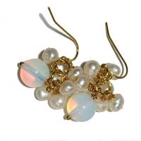 Ohrringe handgemacht weiße Perlen Mix um synthetischen Opal als Cluster Perlenohrringe Brautschmuck Bild 2