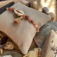 Wild at Heart - Perlenarmband mit Edelsteinen, brauner Quaste und Kauri-Muschel Bild 3