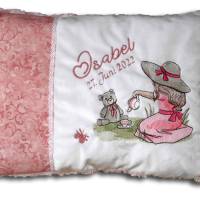 Flauschiges besticktes Kissen zur Geburt mit Namen und niedlichem Vintage Mädchen-Motiv Schmusekissen bügelfrei Bild 1
