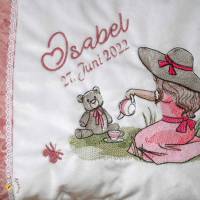 Flauschiges besticktes Kissen zur Geburt mit Namen und niedlichem Vintage Mädchen-Motiv Schmusekissen bügelfrei Bild 2