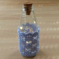 Upcycling: Leuchtflasche mit gehäkeltem Bezug Motiv Herzen, flieder, Biobaumwolle, GOTS, Handarbeit Bild 1