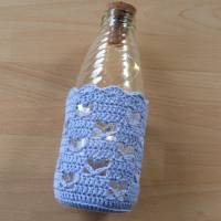 Upcycling: Leuchtflasche mit gehäkeltem Bezug Motiv Herzen, flieder, Biobaumwolle, GOTS, Handarbeit Bild 3
