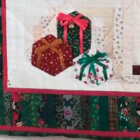 Weihnachtstannenbaum - Wandbehang mit roten Kerzen im Log-Cabin Muster genäht.Größe: 1,03 x 1,19 cm Bild 4
