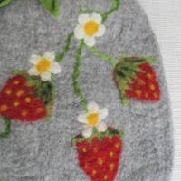 Wärmflasche gefilzt Filzwärmflasche mit Erdbeeren und Erdbeerblüten Bild 4