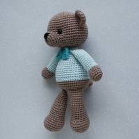 Häkeltier Teddybär Anton mit Fliege Häkelteddy braun/hellblau aus Baumwolle handgemacht tolles Geschenk für Kinder Bild 2