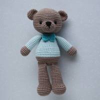Häkeltier Teddybär Anton mit Fliege Häkelteddy braun/hellblau aus Baumwolle handgemacht tolles Geschenk für Kinder Bild 3