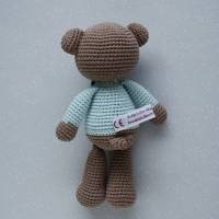 Häkeltier Teddybär Anton mit Fliege Häkelteddy braun/hellblau aus Baumwolle handgemacht tolles Geschenk für Kinder Bild 4