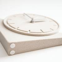 Trendige Deko-Uhr zum Hinstellen. Gefertigt aus Sandstein. Reine Handarbeit aus Deutschland. Ausgefallene Geschenkidee. Bild 7