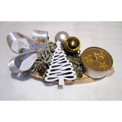 Kleines Weihnachtsgesteck mit Kerze und Moos in weiß-gold