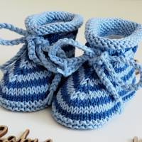handgestrickte Babyschuhe, aus Baumwolle, 3-6 Monate, blau gestreift Bild 1