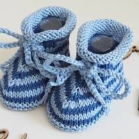 handgestrickte Babyschuhe, aus Baumwolle, 3-6 Monate, blau gestreift Bild 2