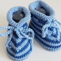 handgestrickte Babyschuhe, aus Baumwolle, 3-6 Monate, blau gestreift Bild 4