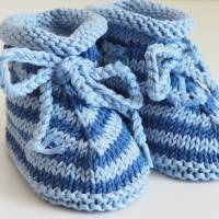 handgestrickte Babyschuhe, aus Baumwolle, 3-6 Monate, blau gestreift Bild 5