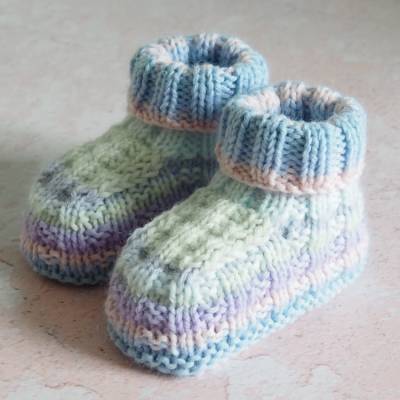 bunte Babyschuhe aus Babygarn in Pastellfarben gestrickt 3-6 Monate