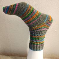 handgestrickte Socken, Größe 42/43, 4fach Sockenwolle, Grau mit bunten Streifen, unisex Bild 1