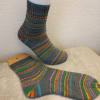 handgestrickte Socken, Größe 42/43, 4fach Sockenwolle, Grau mit bunten Streifen, unisex Bild 2
