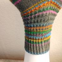 handgestrickte Socken, Größe 42/43, 4fach Sockenwolle, Grau mit bunten Streifen, unisex Bild 3