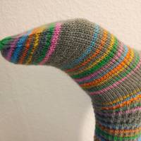 handgestrickte Socken, Größe 42/43, 4fach Sockenwolle, Grau mit bunten Streifen, unisex Bild 4