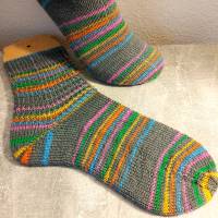handgestrickte Socken, Größe 42/43, 4fach Sockenwolle, Grau mit bunten Streifen, unisex Bild 5