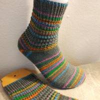 handgestrickte Socken, Größe 42/43, 4fach Sockenwolle, Grau mit bunten Streifen, unisex Bild 6
