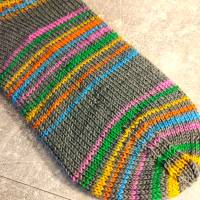 handgestrickte Socken, Größe 42/43, 4fach Sockenwolle, Grau mit bunten Streifen, unisex Bild 7
