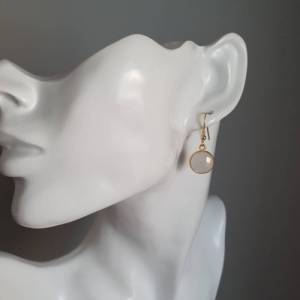 Ohrringe mit Edelstein Mondstein in Gold, Mondsteinohrringe hängend aus Silber vergoldet, Bild 3