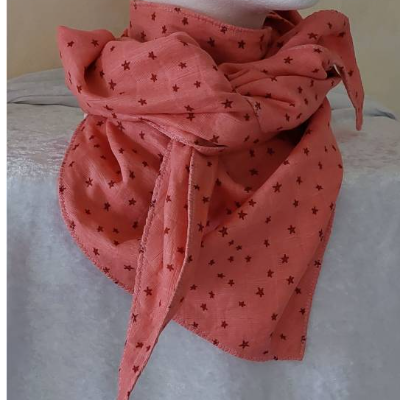 Dreieckstuch aus Jacquart Musselin in Waffelmusteroptik rosa mit Sternen Halstuch 