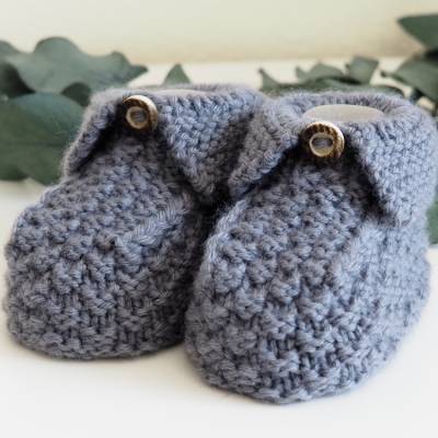 dunkelgraue Babyschuhe, handgestrickt, mit Knopf in Hirschhornoptik, Größe 3-6 Monate, für Mädchen und Jungen