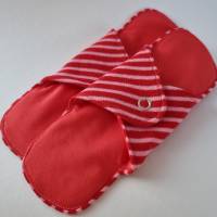 Waschbare Damenbinden, dreilagig - Zwei im Set - in rot-rosa "Streifen" - von he-ART by helen hesse Bild 3