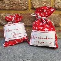 Weihnachtliche Geschenkbeutel aus rotem Baumwollstoff mit Beschriftung Bild 1