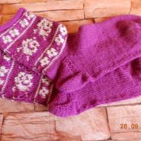 Handgestrickte lila  Damensocken mit Muster und Strasssteinchen, Bild 1