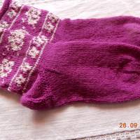 Handgestrickte lila  Damensocken mit Muster und Strasssteinchen, Bild 2
